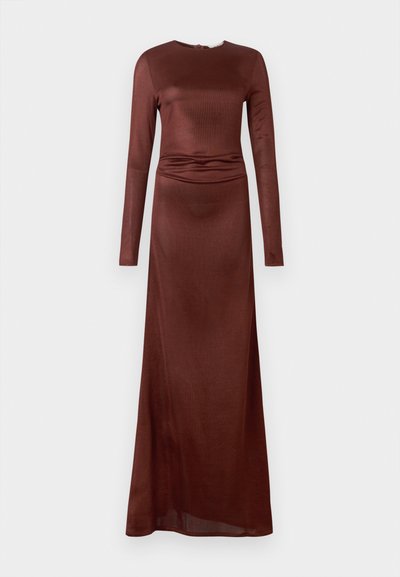 Dolga obleka z dolgimi rokavi, do tal, v temno rjavi barvi, z gladko teksturo in nabrano podrobnostjo na pasu, okroglo izrezom in zapiranjem na hrbtu.