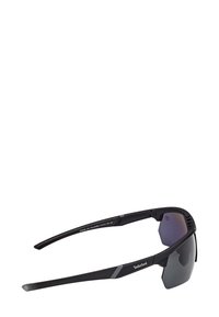 Occhiali da sole polarizzati neri con design avvolgente, lenti angolari e templi testurizzati. Presentano il marchio Timberland sul braccio.