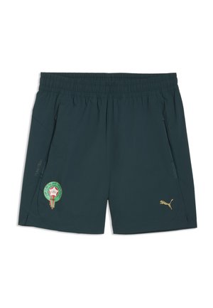 Ciemnozielone sportowe spodenki z elastycznym pasem, logo drużyny piłkarskiej Maroka na lewej nogawce oraz złote logo Puma na prawej nogawce.