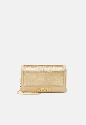 Pochette Gold Love Moschino avec rabat en sequins brillants et bandoulière chaîne sur fond blanc uni.