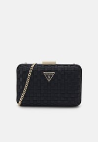 Clutch nera intrecciata con tracolla in oro, forma rettangolare, chiusura in metallo e accento a triangolo con logo. Texture liscia con un design strutturato.