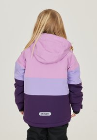 Bunte Jacke mit Kapuze, mit horizontalen Streifen in Pink, Helllila und Dunkellila. Glattes Material und ein Logo auf der Rückseite.
