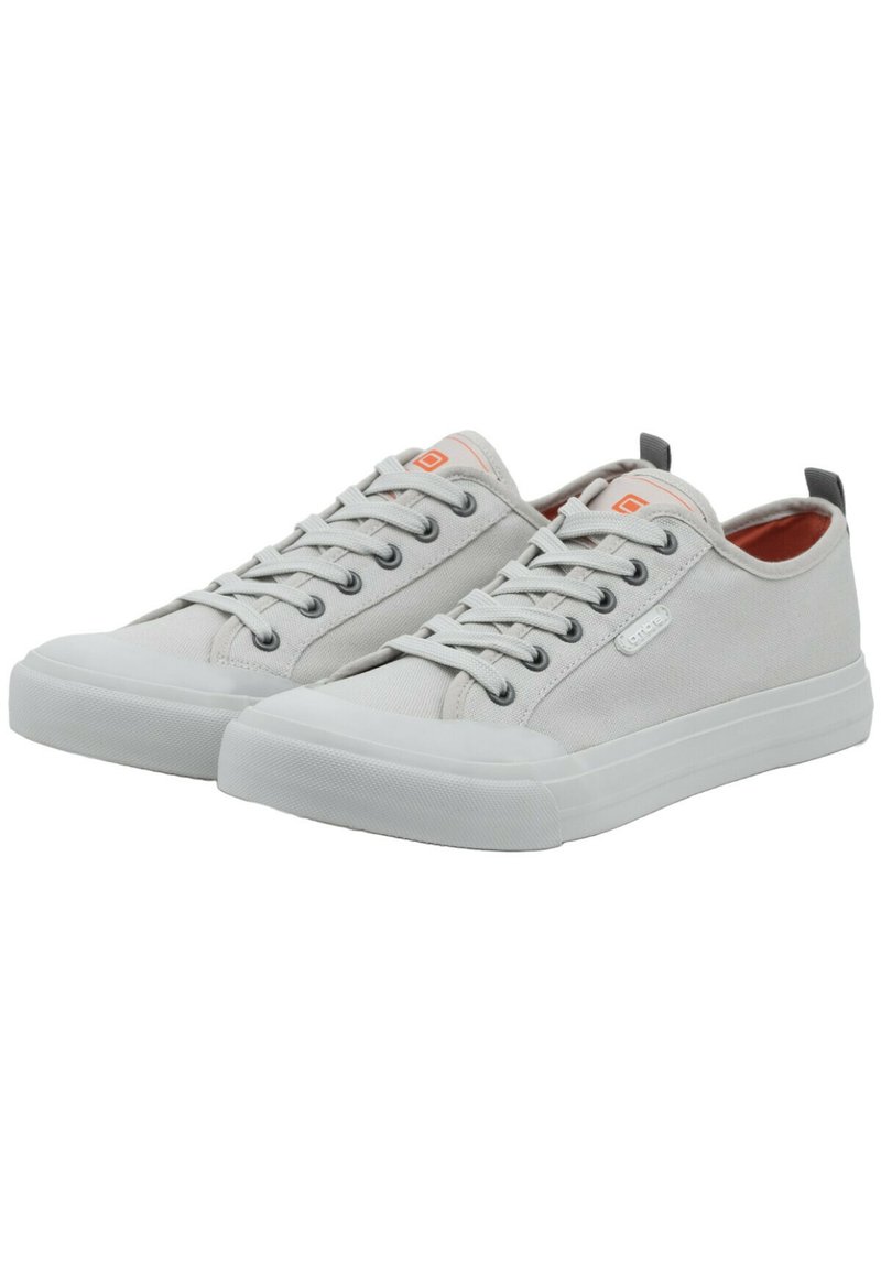 Lichtgrijze canvas sneakers met witte rubberen zolen, platte veters en een oranje logo-accent. De schoenen hebben een laag model en een ronde neus.