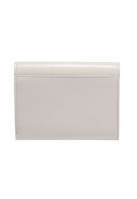 Portefeuille en cuir beige clair, de forme rectangulaire, avec une texture lisse, présentant une bordure cousue et un design épuré et minimaliste.