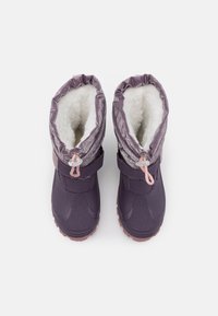 Bottes imperméables violettes avec une tige texturée, doublure en molleton blanc confortable, sangle rose ajustable et semelle en caoutchouc pour une bonne traction.