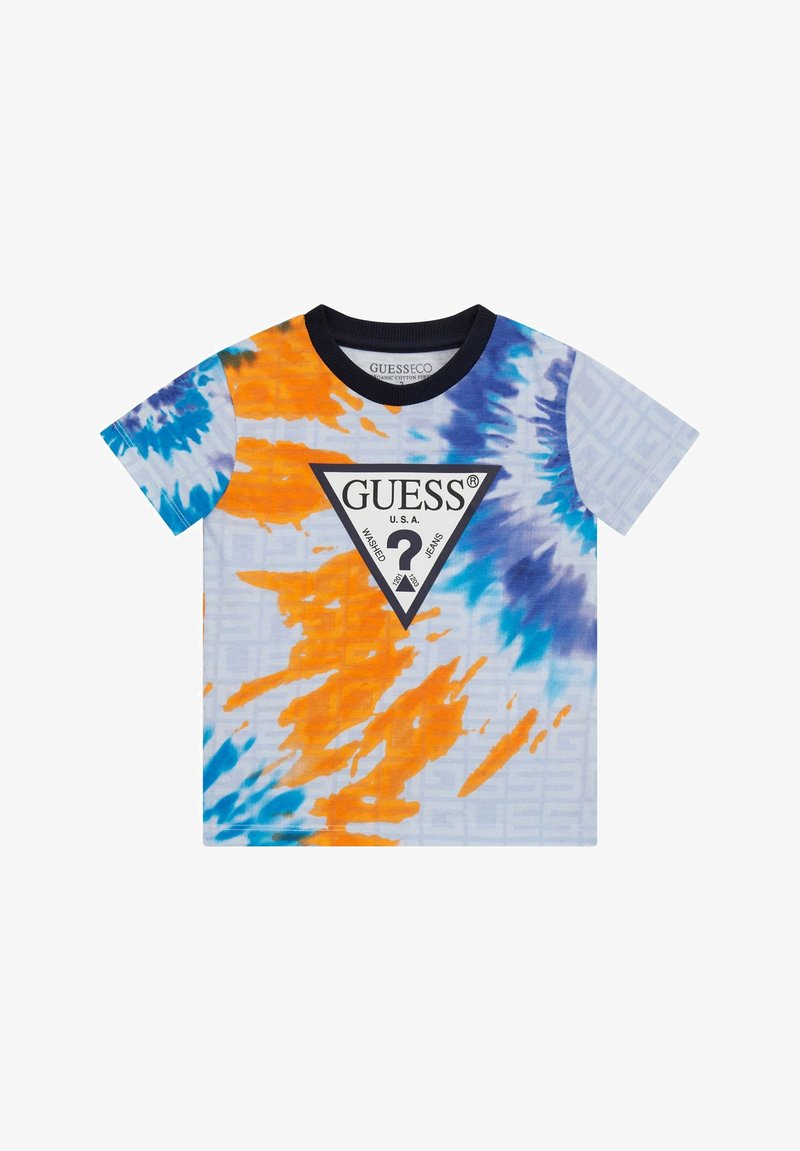 T-shirt a maniche corte con un motivo tie-dye in blu, arancione e bianco, con collo rotondo nero e un logo triangolare sul davanti.