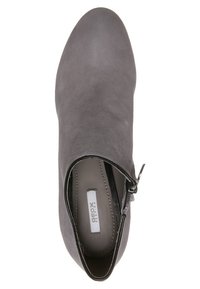 Botte de cheville en suede gris avec un bout arrondi, une fermeture éclair latérale et une doublure intérieure lisse. Design simple avec un minimum de coutures visibles.