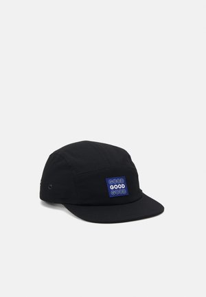 Boné preto com aba plana, confeccionado em tecido, apresentando um patch azul com a palavra "GOOD" em letras brancas. Inclui ilhoses de ventilação nas laterais.