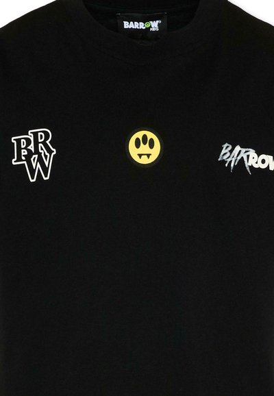 Czarny t-shirt z żółtym emblematem w kształcie łapy wampira na środku oraz białymi logo "BRW" i "BARROW" po obu stronach w pobliżu linii szyi.