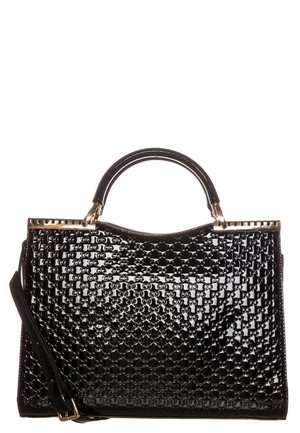 Sac à main en cuir verni noir avec un motif texturé en forme de chaîne, garniture dorée, poignée supérieure et bandoulière amovible.