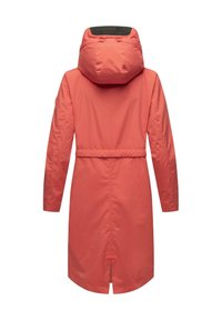 Capa impermeable de color coral con cintura ajustable mediante cordón, mangas largas y una gran capucha. Presenta un parche de marca en la parte posterior y un dobladillo ventilado.