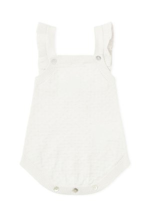 Peto de bebé blanco tejido con tirantes fruncidos y cierres de botones en los hombros y la entrepierna.
