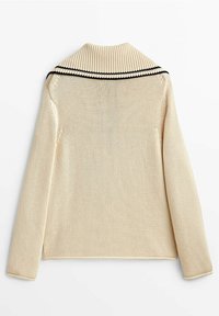 Cardigan en tricot beige avec un col montant côtelé ; présente un accent noir à rayures le long du col et un motif en tricot texturé.