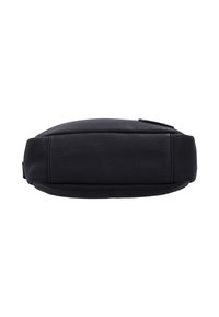 Borsa in pelle nera con una texture liscia, forma arrotondata e fondo piatto. Presenta un delicato dettaglio di cucitura e nessuna ferramenta visibile.