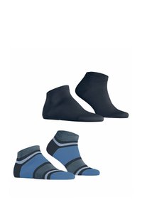 Zwei Paar Knöchelsocken: eines einfarbig schwarz, das andere mehrfarbig in Blau und Grau mit horizontalen Streifen und kontrastierenden Bändern.