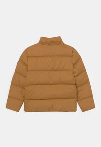 Brązowa kurtka puchowa z wysokim kołnierzem, poziomym pikowaniem, zapięciem na zatrzask przy szyi oraz elastycznymi rękawami.