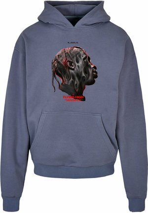 Szürke kapucnis pulóver, amely fekete háttérrel készült grafikával ábrázolja egy oldalnézet profilját piros díszítéssel. Kangúr zsebet és bordázott mandzsettákat tartalmaz.