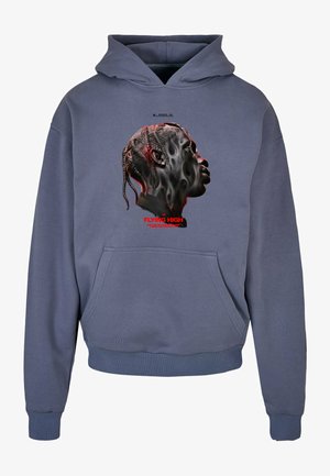 Szürke kapucnis pulóver, amely fekete háttérrel készült grafikával ábrázolja egy oldalnézet profilját piros díszítéssel. Kangúr zsebet és bordázott mandzsettákat tartalmaz.