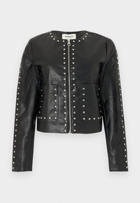 Μαύρο μπουφάν από συνθετικό δέρμα με ασημένιες τρουκς που περιγράφουν το φερμουάρ, το γιακά, τις τσέπες και τα μανίκια, με στρογγυλή λαιμόκοψη και μακριά μανίκια.