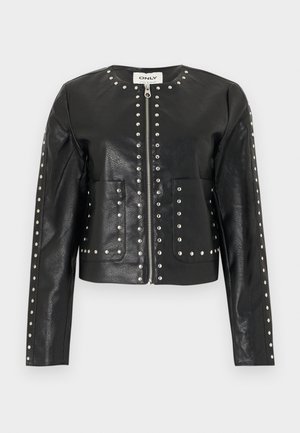 Veste noire en similicuir avec des clous argentés soulignant la fermeture éclair, le col, les poches et les manches, présentant un col rond et des manches longues.