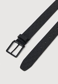 Schwarzer, gewebter Gummi-Gürtel mit einer schwarzen Metallschnalle. Verfügt über mehrere Löcher zur Anpassung und hat eine glatte, flache Textur.