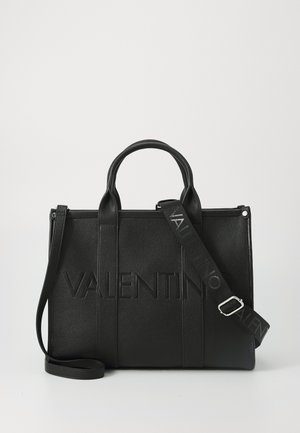 Zwarte leren tote bag met reliëf "VALENTINO" logo, platte handvatten en een verstelbare schouderband. Gladde textuur, rechthoekige vorm.