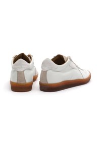 Weiße Ledersneaker mit Wildlederakzenten, abgerundeter Spitze und Gummisohle. Das Design zeichnet sich durch ein niedriges Profil und einen kontrastierenden grauen Ferseneinsatz aus.