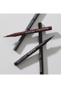 Drei Isadora Flex Tip Eyeliner: einer in Schwarz, einer in Braun und einer in Grau. Jeder hat ein schlankes, zylindrisches Design mit spitzen Filzspitzen für eine präzise Anwendung.