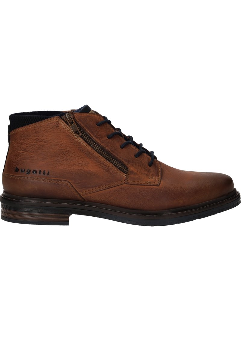 Bottines en cuir marron à bout rond, avec des accents bleu marine, fermeture éclair sur le côté et surface texturée. Semelle en caoutchouc plate avec des détails de couture contrastants.