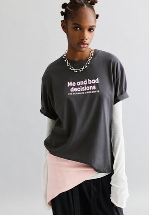 BAD DECISIONS GRAPHIC - Nyomott mintás póló - dark grey