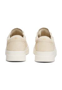 Beige Sneaker mit einem glatten Leder-Obermaterial, runder Spitze und weißer Gummisohle. Verfügt über tonale Nähte und ein minimales Logo an der Ferse.