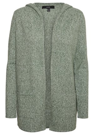 Grønn hettejakke laget av myk, teksturert strikk. Har åpen frontdesign, lange ermer og to frontlommer.