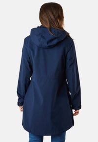 Marineblauwe waterdichte jas met capuchon, lange mouwen en verstelbare manchetten. Heeft een eenvoudig ontwerp en een middelgrote lengte voor extra bedekking.
