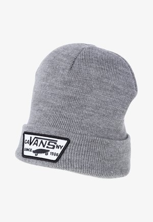 Gorro de punto gris hecho de tela suave con textura acanalada. Presenta un parche en blanco y negro con el nombre de la marca y un gráfico de monopatín.
