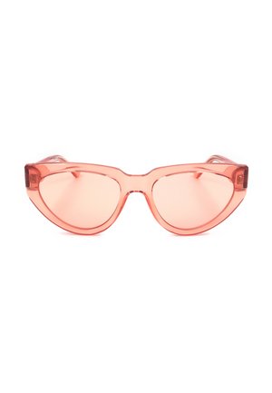Occhiali da sole a forma di occhio di gatto con montatura rosa corallo traslucida e lenti abbinate colorate.