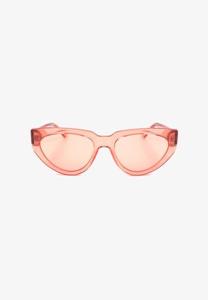 Occhiali da sole a forma di occhio di gatto con montatura rosa corallo traslucida e lenti abbinate colorate.