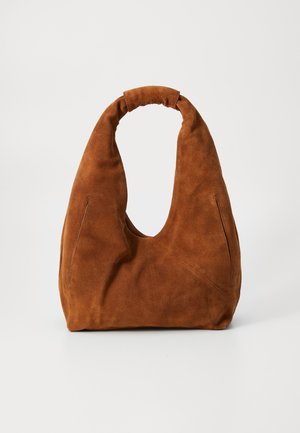 Borsa hobo in suede marrone con una forma morbida e arrotondata, caratterizzata da un grande manico curvo e due cuciture laterali discrete. Superficie testurizzata, senza hardware visibile.
