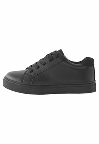 Sneaker en cuir noir avec un bout arrondi, semelle plate et semelle en caoutchouc texturé. Dispose de six œillets et d'une finition lisse.