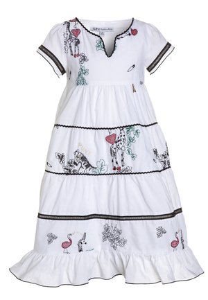 Robe blanche à volants avec bordures noires, manches courtes, ourlet froncé, girafes brodées, flamants roses, feuilles et cœurs rouges.