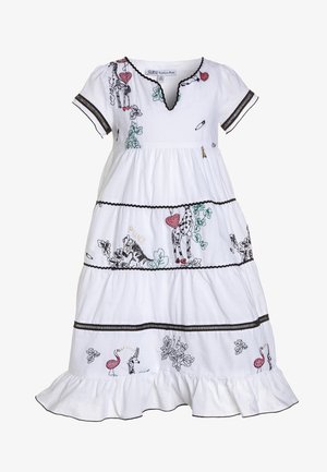 Biała sukienka z warstwami i czarną lamówką, krótkie rękawy, falbaniasty dół, haftowane żyrafy, flamingi, liście i czerwone serca.