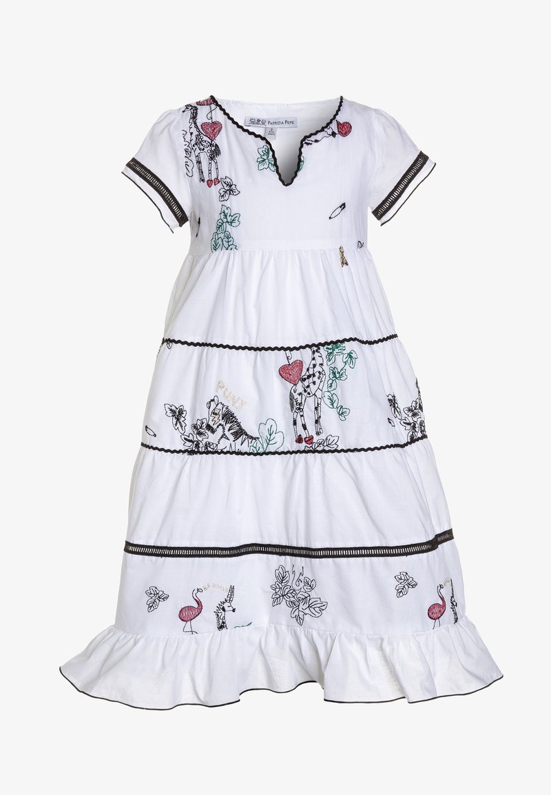 Biała sukienka z warstwami i czarną lamówką, krótkie rękawy, falbaniasty dół, haftowane żyrafy, flamingi, liście i czerwone serca.