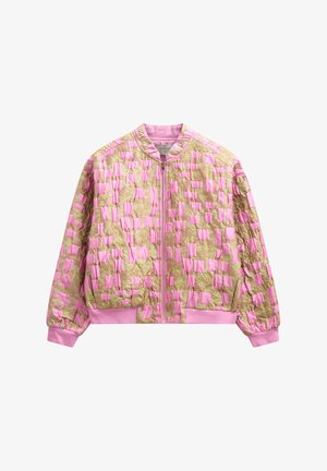 Roze en gouden bomberjack met een getextureerd geometrisch vierkantpatroon, ritssluiting aan de voorkant, geribde kraag, manchetten en tailleband.