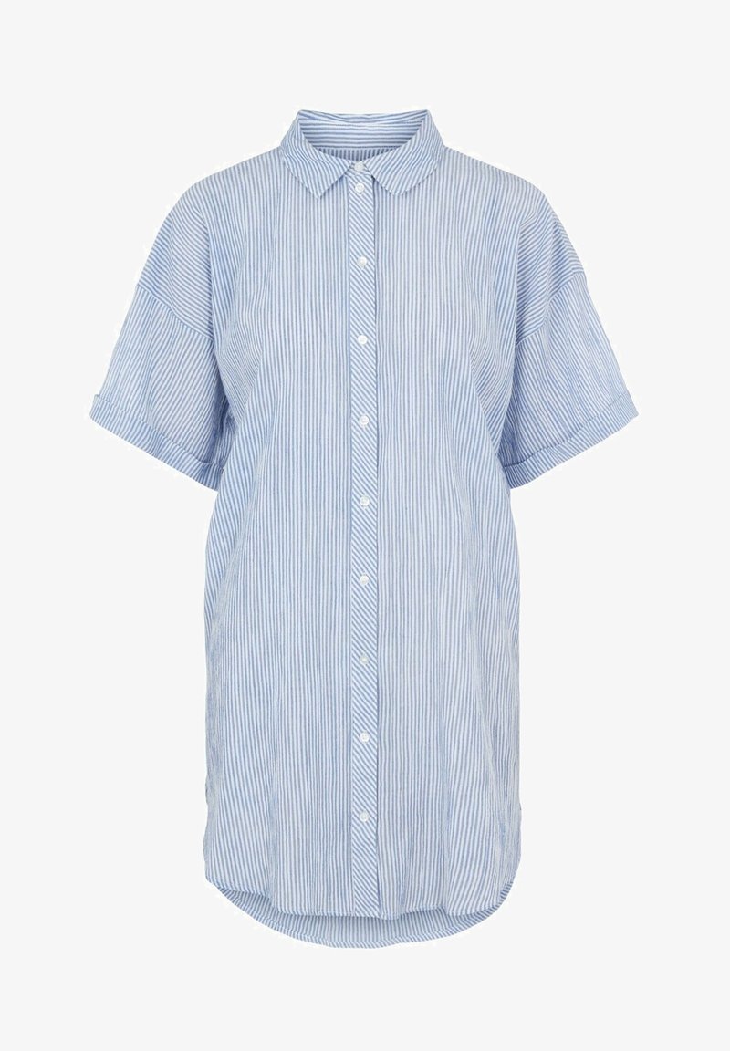 Chemise ample à manches courtes, bleu clair et blanche à rayures verticales, boutonnée et à col, présentée sur un fond uni.