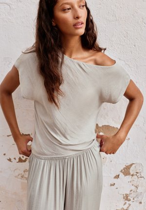 PULL&BEAR, ASYMMETRIC SHORT SLEEVE SATIN - TOP - Blouse - grey
