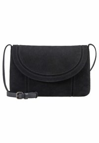 Černá semišová crossbody taška s zakřiveným klopou a nastavitelným tenkým koženým popruhem, jednoduchý design a viditelné švy.