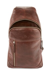 Sac à dos en cuir marron avec un dessus arrondi, une ouverture zippée, une poche zippée à l'avant et un logo en relief. Texture lisse et forme structurée.