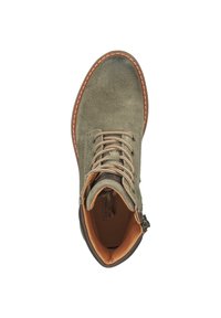 Grüne Wildleder-Ankle-Boots mit runder Zehe, beigen Schnürsenkeln, braunen Lederakzenten und kontrastierenden Nähten entlang der Sohle.