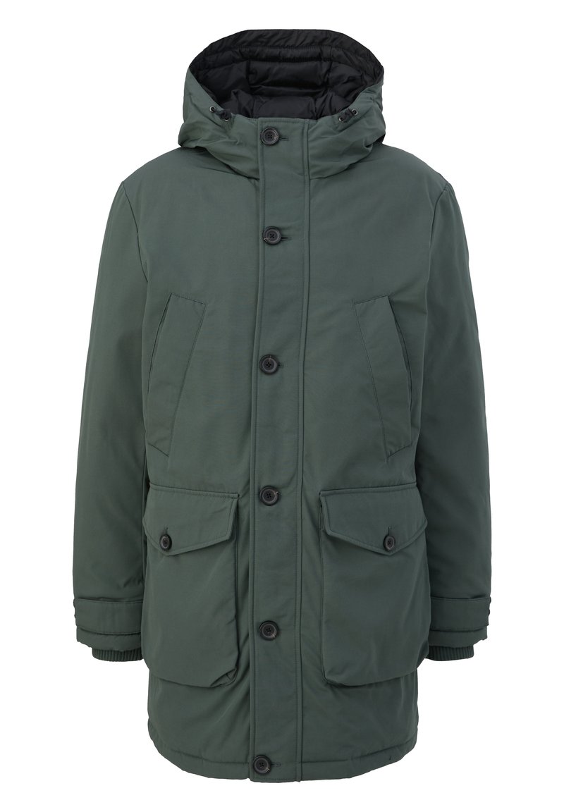 Parka verde isolata con chiusura con zip, cappuccio e quattro tasche frontali, con bottoni neri e una texture liscia e opaca.