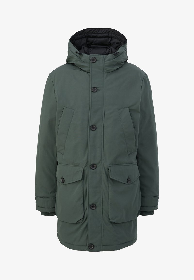 Parka verde isolata con chiusura con zip, cappuccio e quattro tasche frontali, con bottoni neri e una texture liscia e opaca.
