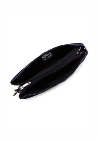 Portafoglio blu navy con zip, realizzato in tessuto; l'interno presenta due scomparti con fodera nera e un'etichetta con il marchio. Accenti in hardware argentato.